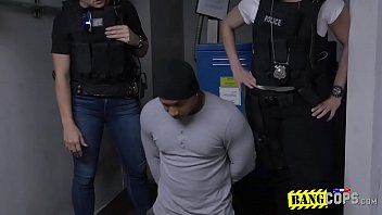 Reproduzir Policiais com tesão querem um pouco de bunda e foder um bandido