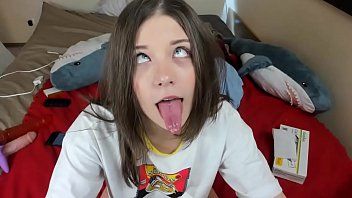 Odtwórz Katya Letova, rosyjska kamera internetowa, która robi minę ahegao