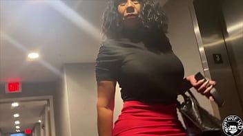 Reproduzir Uma professora grande vadia com uma bunda entusiasmada.