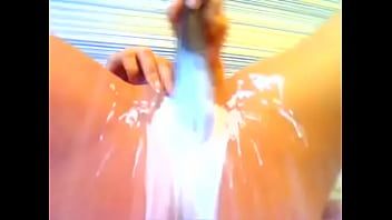 Redare Video cu o fată care ejaculează ca un sifon