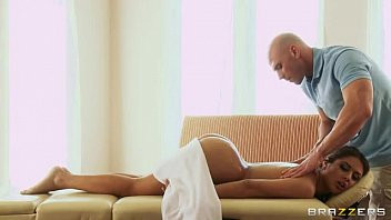Si è eccitato con il massaggio. Ha colpito la massaggiatrice nel culo!