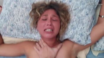 Reproduzir Abusada sob demanda, ela recebe esperma na cara.