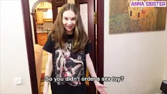 Reproducir La adolescente sorprendida Anna Sibster con un juguete de gran polla