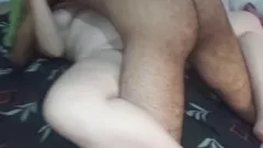 Redare Întâlnirea interrasală a lui Busty Hotwife și umilirea soțului