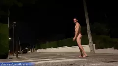 Jouer Dispetto pubblico: la pornostar ispanica si spoglia per le strade di Barcellona