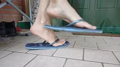 Jouer Massaggio pubblico impertinente: nudo penzolante e gioco di scarpe con infradito e sandali femminili