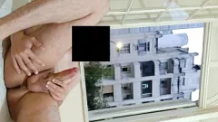 Abspielen Riskante Masturbation mit Aussicht: Voyeuristische Nachbarn gucken an den Fenstern von Hotels