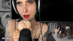 Reproduzir Dirty Talking Femdoms Lou Nesbit e Lia Louise em ASMR Fleshlight JOI
