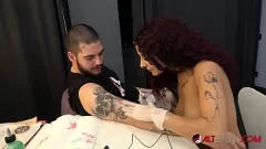 Fucking hardcore cu bruneta tatuată Mara Martinez și sânii ei mari