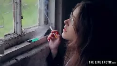 Redare MILF furioasă care poartă ochelari și sfarcurile umflate devine perversă pe alee, cu Emily J