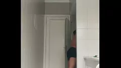Jouer Hottie amatoriale rade il suo grosso cazzo in bagno