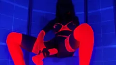 Reproduzir Milf quente esgueirar -se em lingerie de neon brilhante enquanto se masturbava com um vibrador