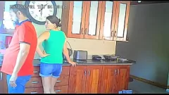Jouer Spycam ha catturato l'incontro proibito della giovane moglie bruna con il vecchio vicino