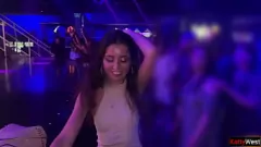 Jouer Cazzo anale ricoperto di sperma nel bagno nightclub