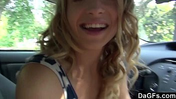 Redare Blonda debutează în porno cu o dracu în mașină