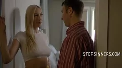 Odtwórz Step-Fantasy z gorącą blondynką w spódnicy: Zakazana rodzina odgrywa się
