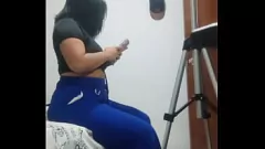Abspielen Schwüle Latina Milf gibt Amateur Blowjob, um zu Hause zu treten