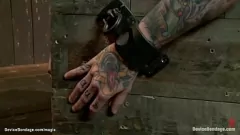Jouer BDSM lesbico vestito in pelle: sculacciata ruvida e fantasia di schiavitù