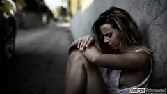 play Street Kid krijgt intense pijpbeurt en ruw neuken van Wealthy Stud
