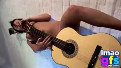 Odtwórz Brunetka Paul Paul cieszy się gitarą i dzieli średnie cycki i cipkę