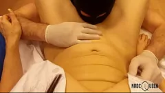 Afspelen Naughty Nurse's latex gehandschoende vingerzetting en poesje likken orgasme POV