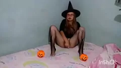 Odtwórz Napalona blondynka Teen Witch zostaje pieprzona w Halloween Night