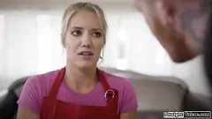 Reproducir Small Tits Maid es realizada por dos ladrones en intenso encuentro de sexo anal