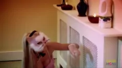 Reproducir Cosplay rubia milf toma una gran polla en medias: coño afeitado, grandes tetas, faciales