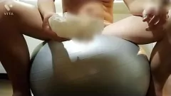 Afspelen Masturbatie Mayhem: Sexy Muscle Guy ejaculeert op balansbal!