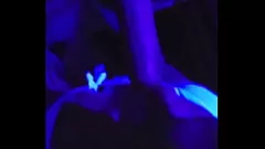 Redare Blonda plină de farmec dă o muie incredibilă în lumina neagră