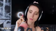 Odtwórz Niemiecka Sissy ASMR: Dominacja i brudna rozmowa z Lou Nesbit i Lia Louise