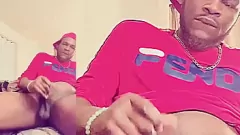 Abspielen Sehen Sie zu, wie dieses geile Ebenholzluder einem riesigen schwarzen Schwanz den besten Handjob gibt und am Ende einen riesigen Cumshot bekommt!