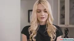 Odtwórz Brunetka szefowa shemale Natalie Mars dominuje i liże ogoloną cipkę sekretarki w ostrym seksie shemale