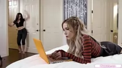 Jouer La bruna Aiden Ashley e la sua migliore amica bionda Whitney Wright si dedicano ad appassionate leccate di fica lesbiche e sesso hardcore