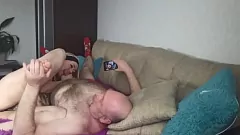 Odtwórz Patrzę, jak moja perwersyjna mamuśka żona tryska i robi głębokie gardło podczas prywatnych pokazów, podczas gdy tylko mój kutas dostaje prawdziwego loda!