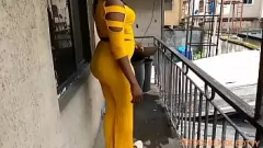 Afspelen Rijpe stiefmoeder wordt geneukt door de monsterlijke BBC-lul van de buurman in doggystyle op het balkon