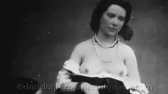 Jouer Dark Lantern Entertainment présente : un plan à trois lesbien torride avec des pipes classiques et une baise de chatte poilue