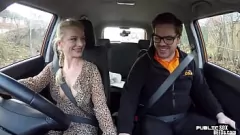 Reproduzir Busty Euro Beauty anda forte em público antes de fazer um boquete alucinante no carro