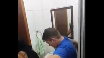 Jouer Cocu appelle sa petite amie lorsqu'un autre la baise dans les toilettes