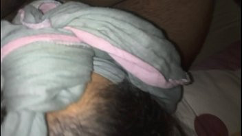 Reproduzir Masturbates sua esposa com brinquedos sexuais, ela é uma droga