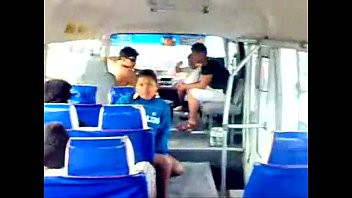 Jouer Une latina baisée dans le bus public