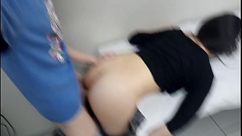Redare Cuplul tânăr ia un quickin la clinica universității