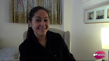 Reproduzir Morena espanhola gosta de chupar pau enquanto está sendo fodida em todos os lugares