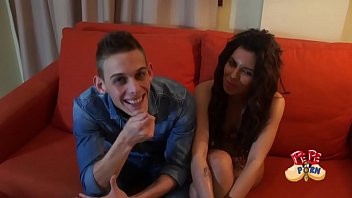 Jouer Une brune espagnole baise avec son amie parce qu'elle a une grosse bite