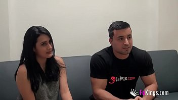 play Vende sua moglie per 300 euro, se ne pentirà? (Porno spagnolo)
