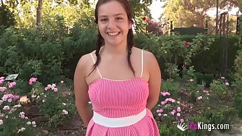 Abspielen Der spanische Teenager sucht jemanden, der sie im Retiro fickt