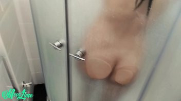 Jouer Zia cornea viene fregata da suo nipote sotto la doccia