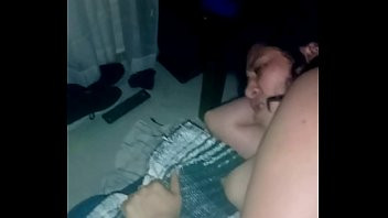 Jouer Vicious Mexican laisse son mari prendre son cul et jouir à l'intérieur