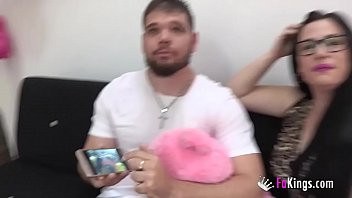 Redare Cuckold se smulgă să-și privească iubita cu un alt bărbat