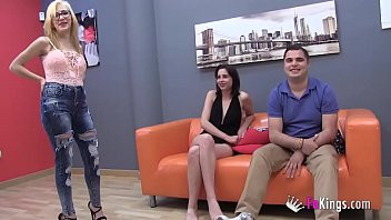 Reproduzir Jovens espanhóis gravam um vídeo para ganhar dinheiro